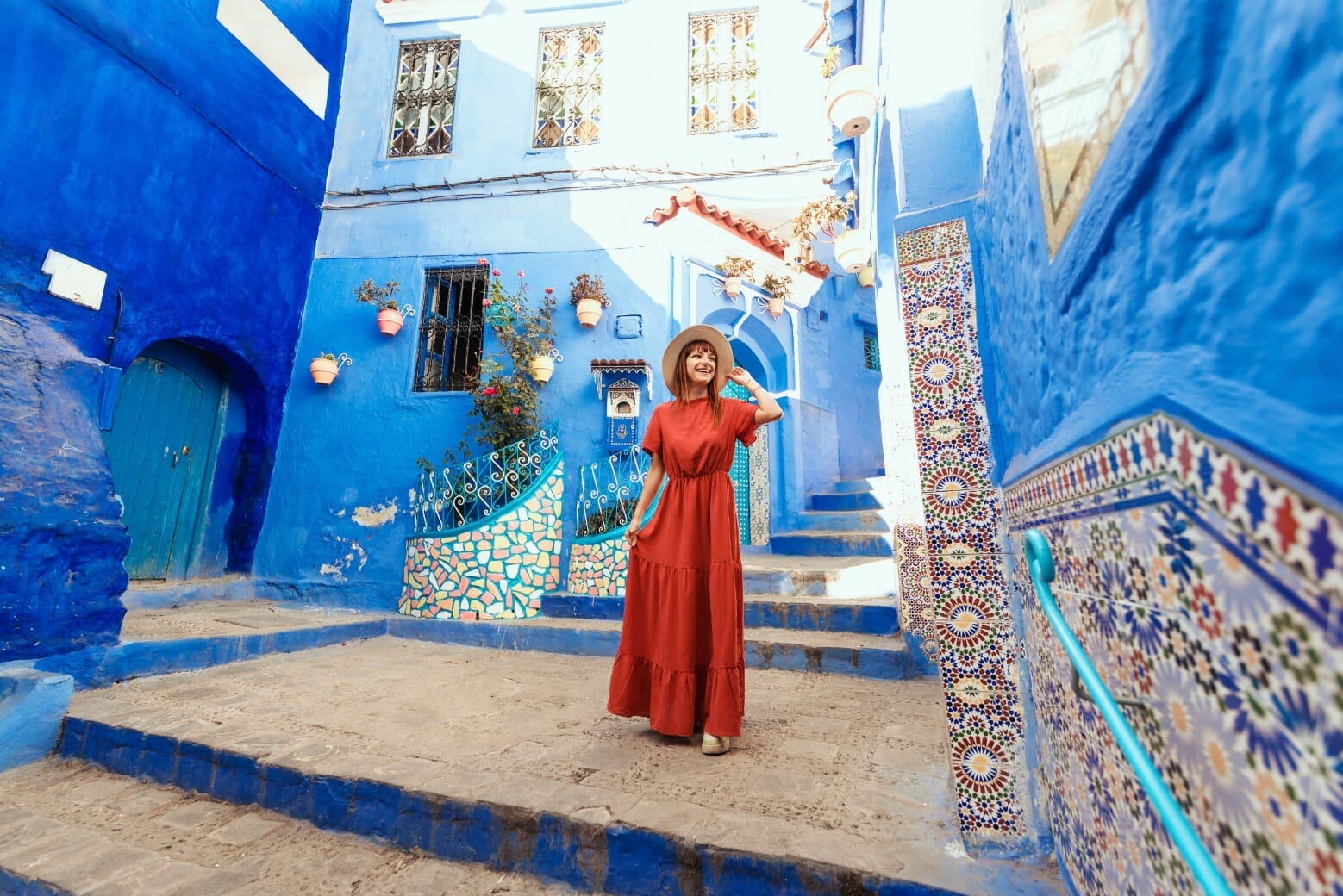 Mujer feliz visita Morocco