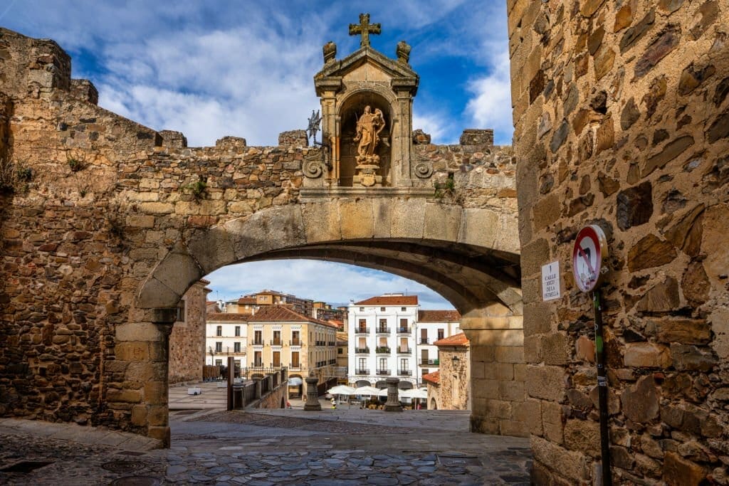 Arco de la Estrella, monumental gateway to the UNESCO World Heritage walled city of Cáceres, Extremadura, Spain