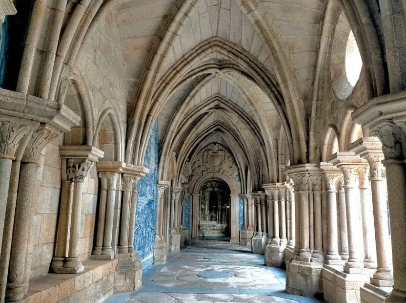 Vaulted Gothic gallery of the Porto Cathedral cloister with blue and white azulejo tile panels, Porto, Portugal